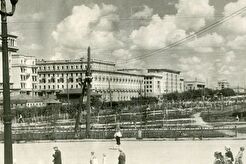Cквер на площади (1945)