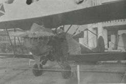 Истребитель-полутораплан И-15 БИС у памятника Жертвам интервенции (1940)