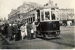 Трамвайная остановка на площади Свердлова. (1930)