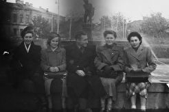 Арбатская площадь. Студенты МИТХТ у фонтана (1953)