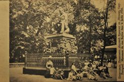 Памятник Крылову в Летнем саду (1900)