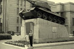 Танк Т-34 на постаменте около Окружного дома офицеров (1960)
