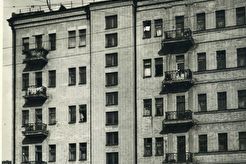 Во дворе сталинского дома (1950)
