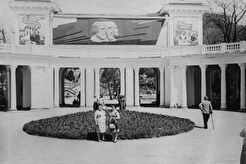У колоннады Курортного парка (1960)