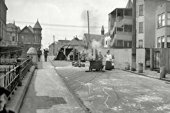 Cooking in the street (1906)