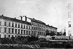 Universitetsgata 1, 3 og 5 sett fra Pilestredet (1865)