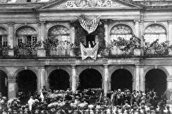 U.S. President William McKinley makes a speech from the central balcony of the Cabildo building (1901)