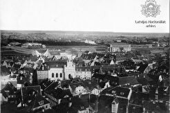 Панорамный вид Риги на здание Большой гильдии (1865)