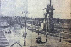 Трамвай у главного входа на ВСХВ (1940)
