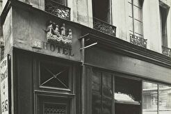 Enseigne en pierre de Saint-Julien-le-Pauvre, 42 rue Galande (1900)