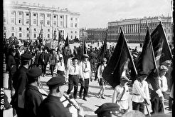 Пионеры проходят по площади Урицкого во время пионерского праздника (1930)