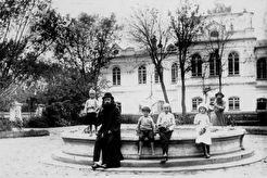 У фонтана Архиерейского дома (1890)