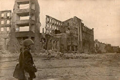 Боец на Площади павших борцов (1942)