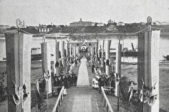 Торжественно убранная пристань рядом с вокзалом (1900)