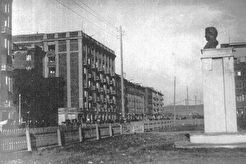 Проспект Сталина. Бюст С.М. Кирова возле средней школы № 10 (1940)