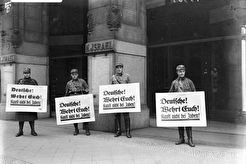 Boykott-Posten vor jüdischem Warenhaus / Пикет с призывами бойкотировать еврейский магазин (1933)