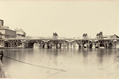 Le pont de Tilsitt. Vue d'ensemble d'un pont de service et des cintres de reconstruction (1864)