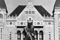 Памятник А.Киви перед зданием Национального театра (1960)