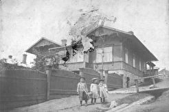 Группа детей на улице Суйфунской (1902)