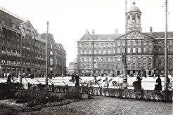 Plantsoen op de Dam, met achter Koninklijk Paleis en links: Peek en Cloppenburg (1940)