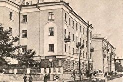 На углу улицы и переулка Чечерина (1960)