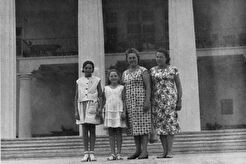 У входа в ресторан "Консул" (1960)