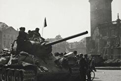 Rudá armáda před Staroměstskou radnicí (1945)