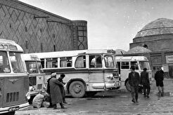 Автобусы у медресе Шердор (1960)