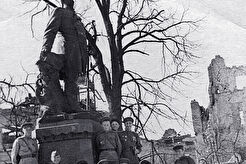 Группа офицеров у памятника Бисмарку (1945)