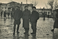 На площади перед железнодорожным вокзалом (1960)