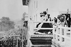 King and Queen on the balcony of the Red Fort in Delhi (1911)