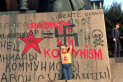 Графіті на комуністичному пам'ятнику, що згодом було знесено (1991)