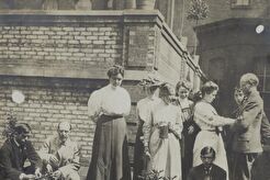 Hull-House residents in the courtyard (1900)