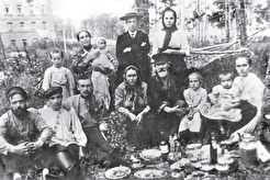 Семья рабочих фабрики на отдыхе (1900)