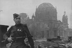 Junior Sergeant der Roten Armee vor dem Hintergrund der Berliner Kathedrale (1945)