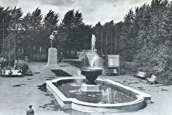 Памятник у фонтана (1960)