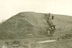 Экскурсия по городскому валу (1950)