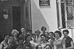 У входа в государственную научную медицинскую библиотеку (1960)