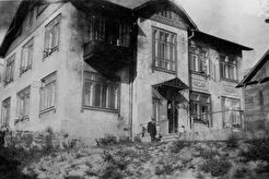 Рей Норвуд у входа в дом Бирича (1919)