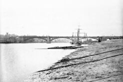 Séville. Vue du pont de Triana (1860)