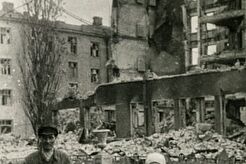 Сталинград. Местные жители на улице Гоголя (1942)