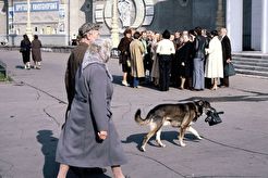 У главного входа ВДНХ (1980)
