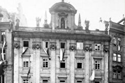 Pohled na průčelí domu čp. 930 (1945)