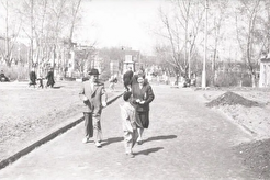 На прогулке на пл. Революции (1960)
