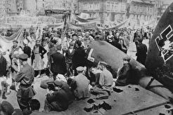 Первомайская демонстрация в разрушенном Сталинграде (1943)