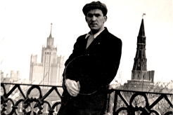 У ограды Большого Кремлёвского сквера (1960)