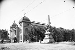 Monument a Rius i Taulet i el Palau de les Belles Arts davant del Parc de la Ciutadella (1900)