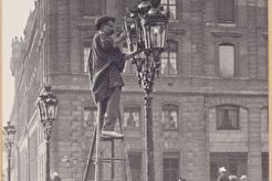 Nettoyeurs de réverbères, place du Parvis-Notre-Dame (1900)