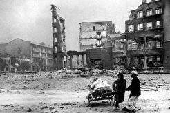 Две жительницы Сталинграда везут свои пожитки на тачке (1942)