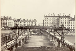 Le pont de Tilsitt. Grues élévatoires et ponts de service (vue prise de la rive droite) (1863)